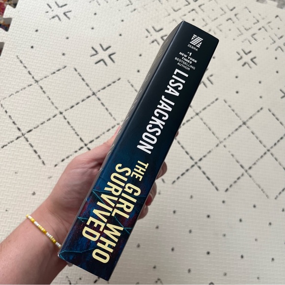 Lisa Jackson • the girl who survived paperback book thriller 📚 - Picture 2 of 6